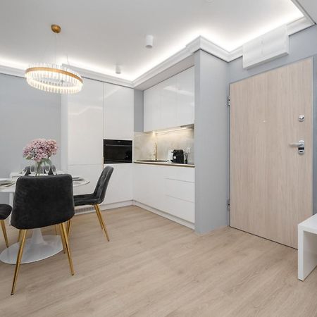 Elegant Apartment With Balcony By The Oder River In Wroclaw By Renters Prestige Exterior foto
