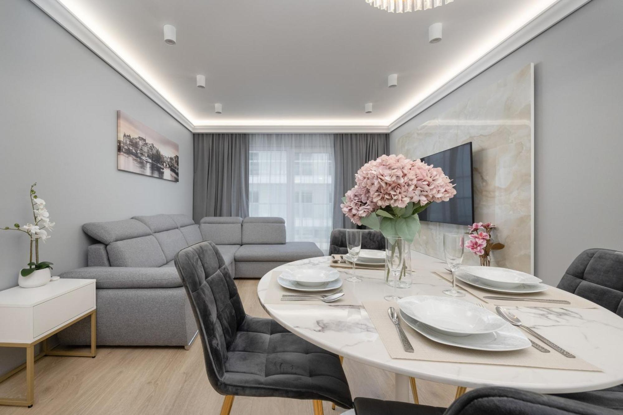 Elegant Apartment With Balcony By The Oder River In Wroclaw By Renters Prestige Exterior foto
