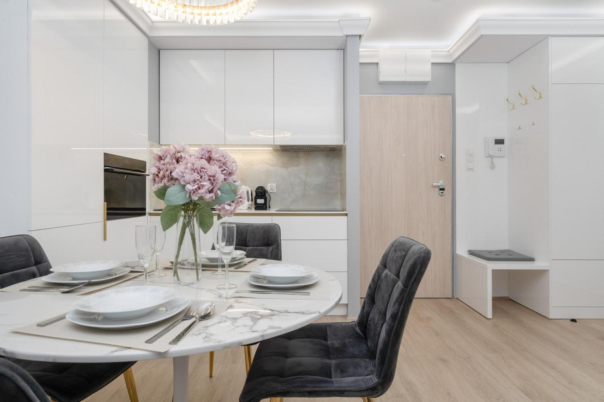 Elegant Apartment With Balcony By The Oder River In Wroclaw By Renters Prestige Exterior foto